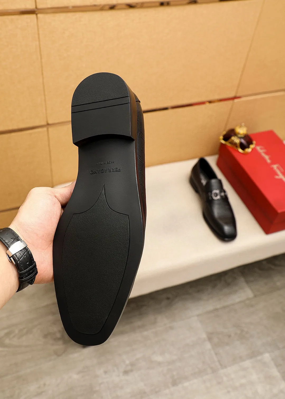 Men's shoes 💰460 💐 Product trademark: Ferragamo "Ferragamo" casual leather shoes Regular size: 38-44 (45.46🉑️customized) Product materials: Selected imported first-layer cowhide embossed upper + luxury hardware buckle, imported water-dyed cowhide leather lining. Strong three-dimensional visual effect, original rubber outsole Color: 1⃣️color optional